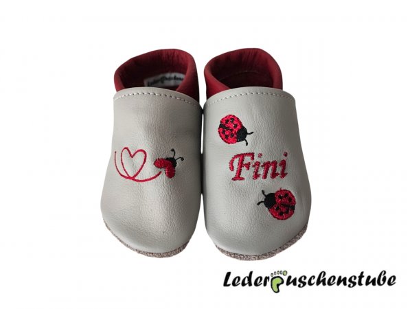 Lederpuschen grau-dunkelrot Käferkleinherz Namen dunkelrot und 2 kleine Marienkäfer dunkelrot-schwarz